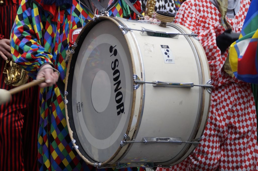 Von traditionellen Klängen zur Guggenmusik: Die Evolution eines Fasnachtsphänomens