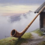 Ein Alphorn lehnt an einer rustikalen Berghütte, deren Form mit Klang widerhallt, und erstreckt sich über grasbewachsenes Gelände mit fernen nebligen Bergen und einem weichen, farbenfrohen Himmel im Hintergrund.