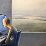 Eine Person mit Glatze sitzt zusammengekauert an einem Schreibtisch und starrt auf einen leuchtenden Computerbildschirm. Durch ein großes Fenster strömt sanftes Tageslicht. Draußen liegt eine verschwommene, friedliche Landschaft, die im Kontrast zu der stillen Spannung in Die Pandemie der Gedankenlosen steht.