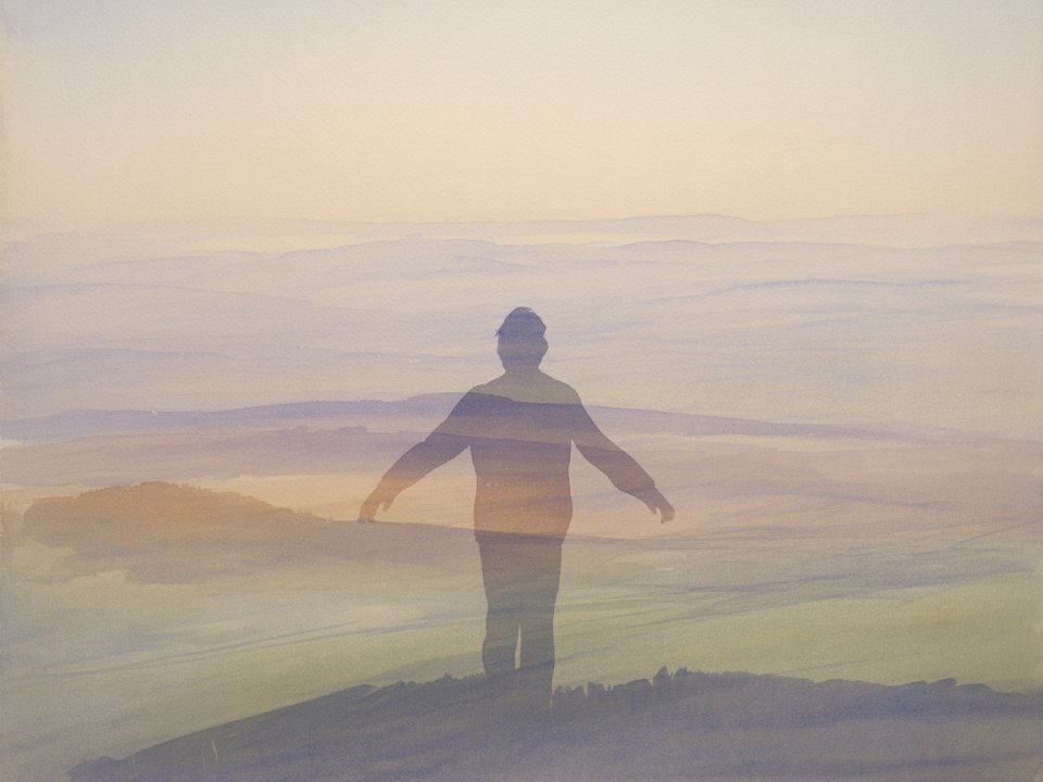 Eine halbtransparente Silhouette einer Person, die mit leicht ausgestreckten Armen vor einer weichen, pastellfarbenen Landschaft mit sanften Hügeln und einem dunstigen, verträumten Himmel steht und ein Gefühl von Freiheit vermittelt. Eine halbtransparente Silhouette einer Person, die mit leicht ausgestreckten Armen vor einer weichen, pastellfarbenen Landschaft mit sanften Hügeln und einem dunstigen, verträumten Himmel steht und ein Gefühl von Freiheit vermittelt.