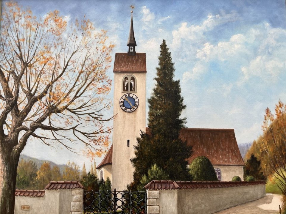 Eine Kirche mit einem hohen Glockenturm steht hinter einer Steinmauer im Waldenburgertal. Links steht ein Herbstbaum mit spärlichen orangefarbenen Blättern, während im Hintergrund grüne Bäume und blauer Himmel zu sehen sind – das steile, rotbraune Dach der Kirche ziert die Echos von Glaube im Wandel. Eine Kirche mit einem hohen Glockenturm steht hinter einer Steinmauer im Waldenburgertal. Links steht ein Herbstbaum mit spärlichen orangefarbenen Blättern, während im Hintergrund grüne Bäume und blauer Himmel zu sehen sind - das steile, rotbraune Dach der Kirche ziert die Echos von Glaube im Wandel.