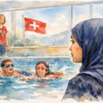 Ein Mädchen in einem Hidschab sitzt an einem Hallenbad und beobachtet zwei Kinder, die mit Schwimmbrillen schwimmen. Eine Frau steht in der Nähe, während im Hintergrund die Schweizer Flagge weht - ein ruhiger Moment, der von Toleranz in einem vielfältigen Umfeld geprägt ist.