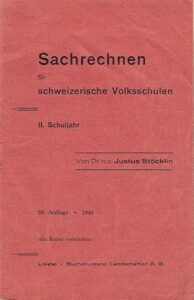 Roter Einband des Buches "Sachrechnen für schweizerische Volksschulen II. Schuljahr" von Rechenmeister Dr. Justus Stöcklin, erschienen 1940, 59. Auflage. Verlag: Buchdruckerei Landschäftler A.G., Liestal.