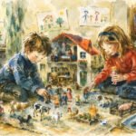 Zwei Kinder spielen auf einem Teppich mit Tier- und Familienfiguren vor einem Puppenhaus. Sonnenlicht strömt herein, Zeichnungen hängen an der Wand, und Bücher und Spielzeug sind in dem gemütlichen Raum verstreut.
