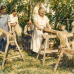 Vier Frauen in altmodischer Kleidung, die an traditionelle Trachten aus dem Oberbaselbiet erinnert, bearbeiten im Freien mit Holzwerkzeugen Flachsfasern, während ein Junge und eine weitere Frau zuschauen. Umgeben von grünen Bäumen, durch deren Blätter das Sonnenlicht scheint, zeigen sie, wie Bauernfamilien früher ihre Kleidung selbst herstellten.