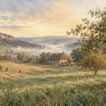 Aquarelllandschaft eines Bauernhauses in einem nebligen Tal bei Sonnenaufgang, mit Feldern, Bäumen und einem Apfelbaum im Vordergrund. Sanfte Hügel und ein bewölkter Himmel vermitteln die stille Schönheit eines Sommermorgens am Bartholomäus-Tag und fangen den beschaulichen Charme dieses besonderen Tages auf dem Land ein.